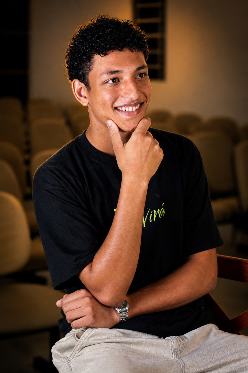 Retrato de Samuel sorrindo em um auditório